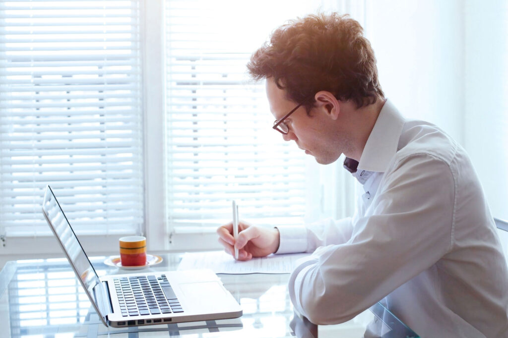 Lire la suite à propos de l’article Stress et déplacements en moins, hausse de la productivité… Faut-il généraliser le télétravail ?